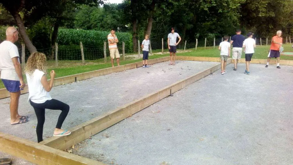 tournoi de pétanque au sein d'un camping. Ambiance agréable et détendue.