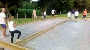 tournoi de pétanque au sein d'un camping. Ambiance agréable et détendue.