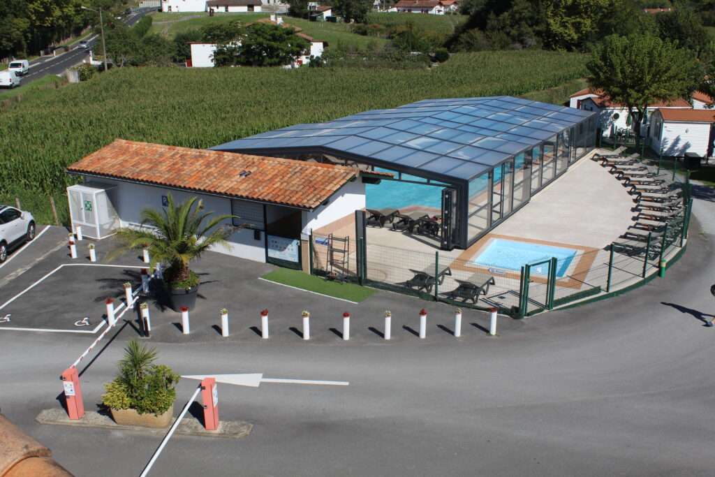 piscine couverte au sein d'un camping au pays basque dans les Pyrénées atlantiques