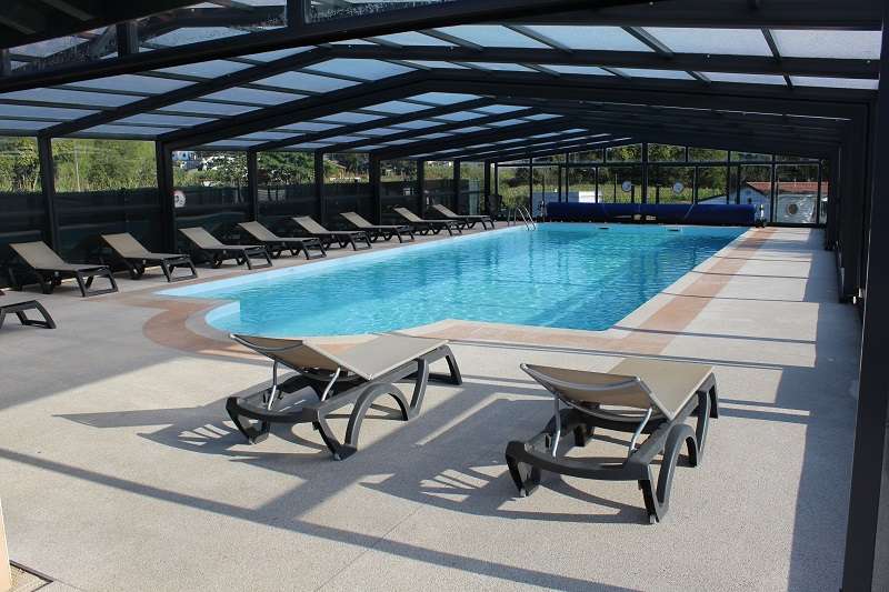 piscine couverte par un abris dans un camping au pays basque