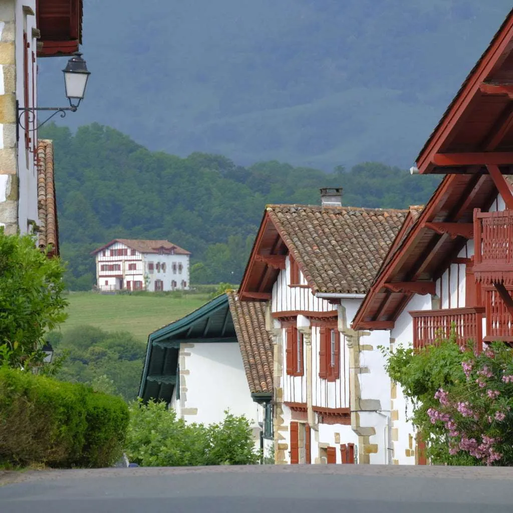 maisons du village de sare au pays basque