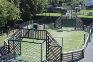 terrain multisports dans un camping à saint pée sur nivelle