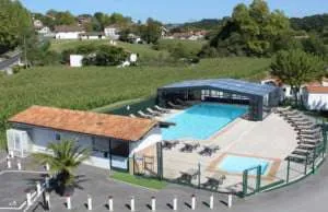 Piscine couverte et chauffée proche de sare espelette cambo les bains