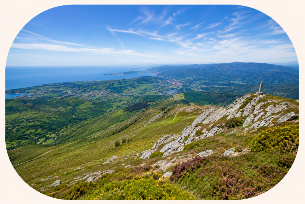 Panorama depuis la Rhune sur les montagnes et le littoral du Pays Basque près de Sare