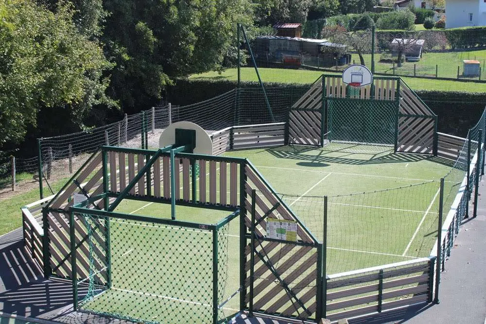 terrain multi sport dans un camping