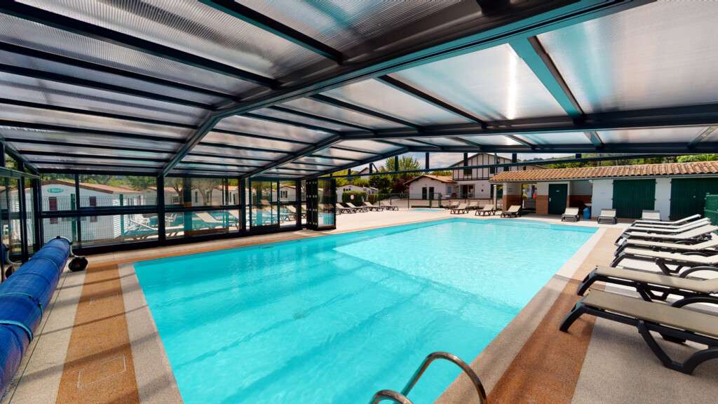 Piscine couverte dans un camping au pays basque