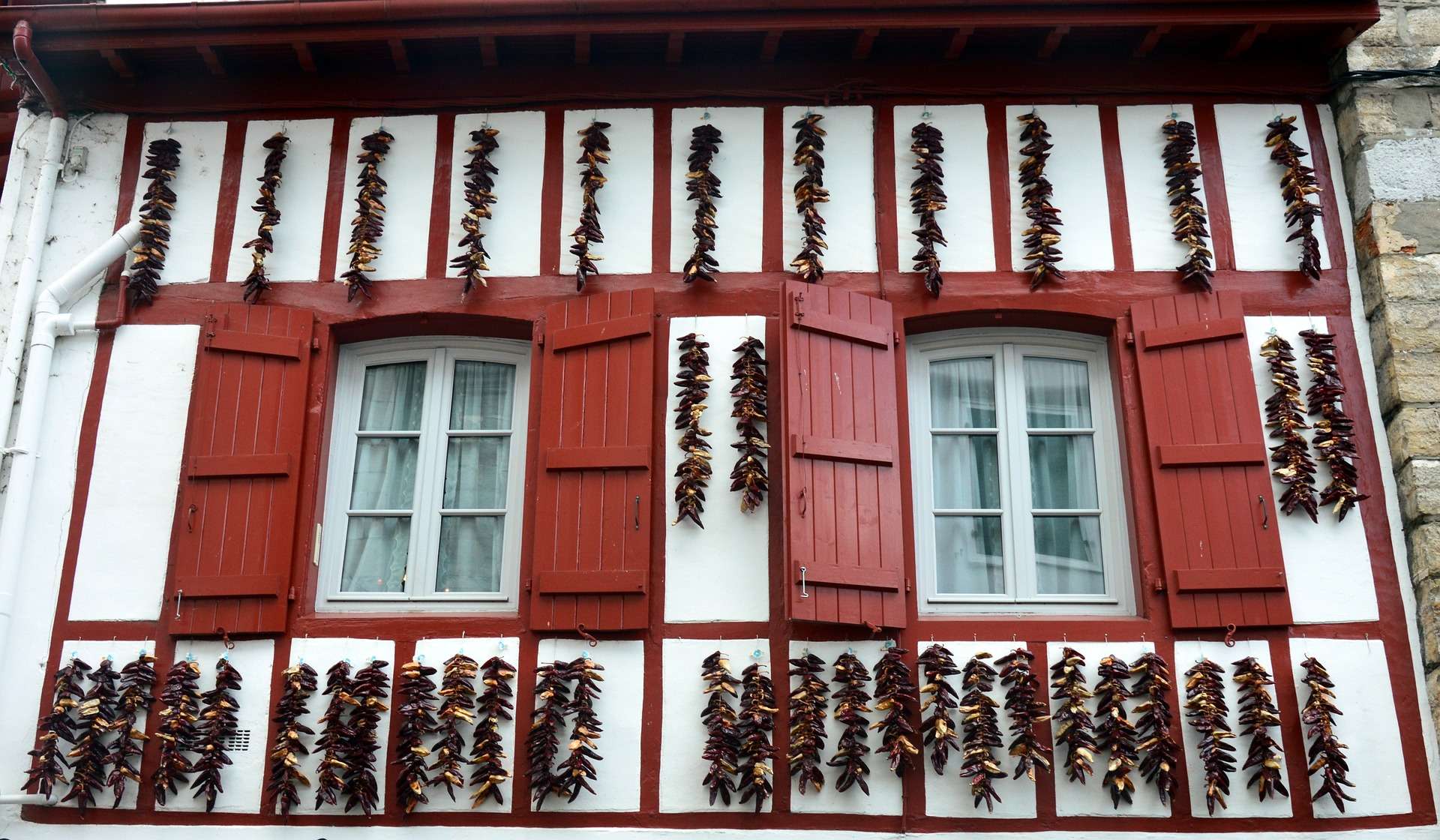 façade de maison basque