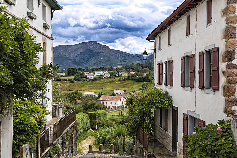 vue sur la rhune depuis le village de sare