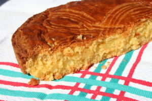 un gâteau basque posé sur une nappe.