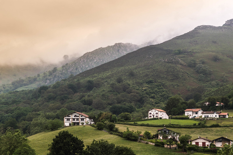 vue des montagnes depuis le village de sare