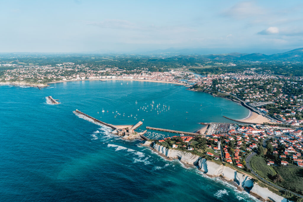 vue sur la plage de saint jean de luz depuis le petit train de la rhune à sare