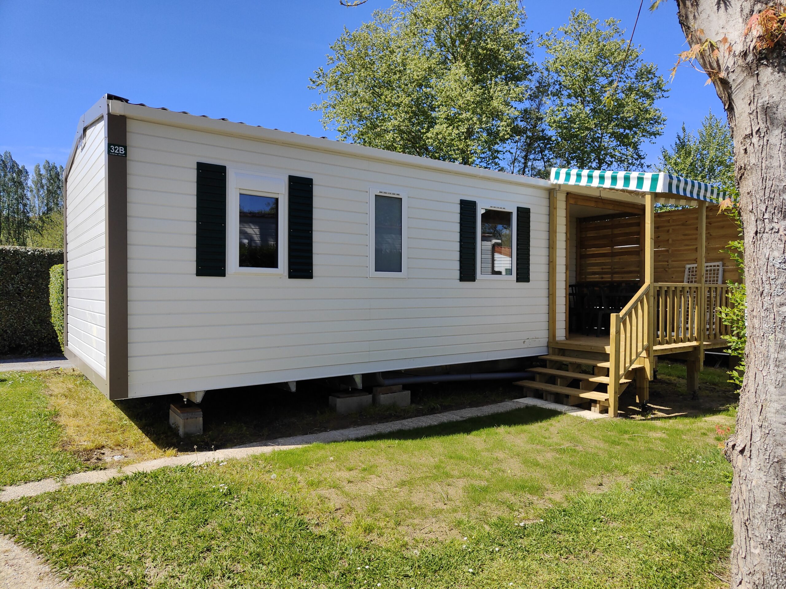 mobilhome récent avec un terrasse couverte au sein d'un camping abordable au pays basque.