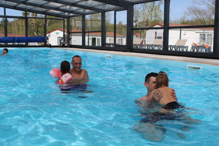 piscine couverte par un abri dans un camping au pays basque.