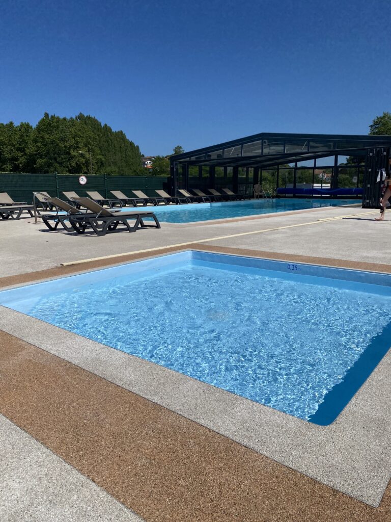 pataugeoire à coté d'un bassin couvert dans un camping au pays basque, idéal pour les familles