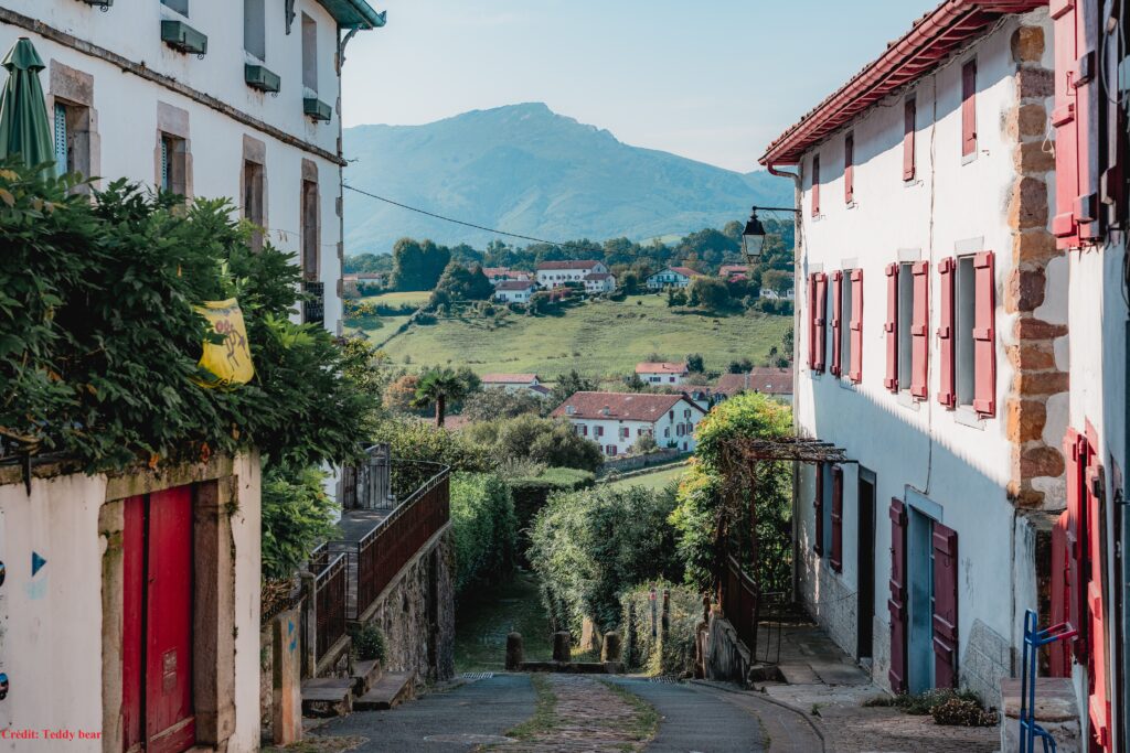 village de sare au pays basque avec une rue pavé et des maisons