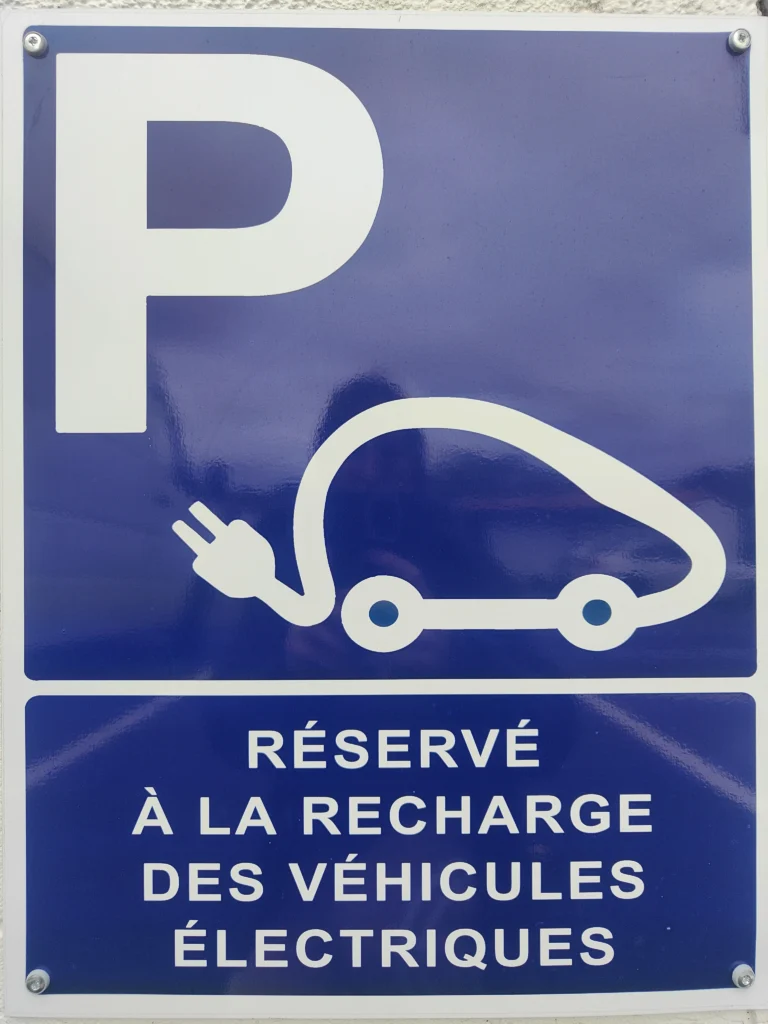 borne de recharge dans un camping à saint pée sur nivelle