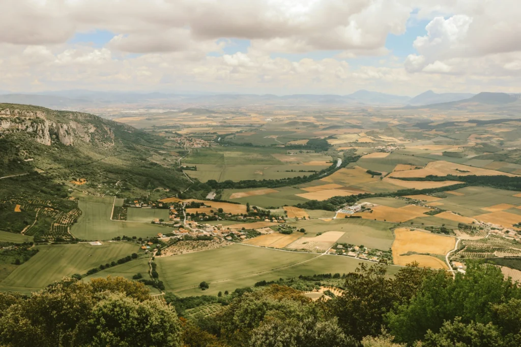 Paysage vallonné et panoramique du Pays Basque autour d'Espelette.
