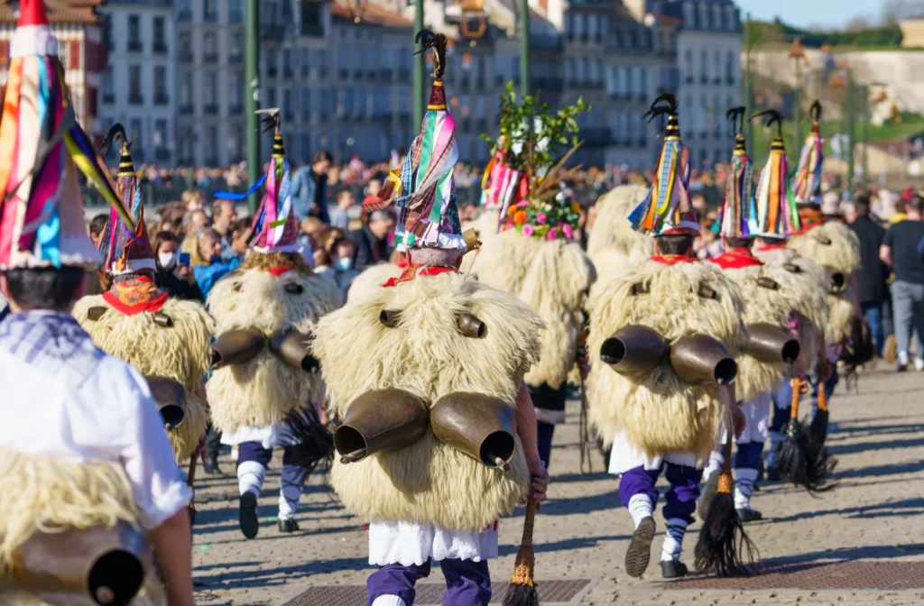 Joaldunak lors du Carnaval Basque, portant des costumes en peau de mouton et de grandes cloches