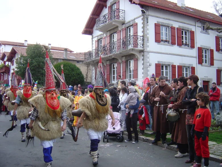 Joaldunak en costumes traditionnels défilant dans les rues d’un village basque lors du Carnaval.