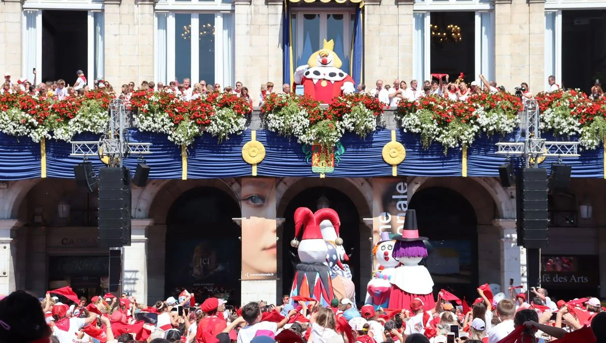 Le Roi Léon apparaît sur le balcon de l'Hôtel de Ville de Bayonne lors de l'ouverture des Fêtes de Bayonne