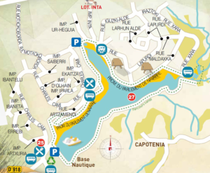Plan détaillé du lac de Saint-Pée-sur-Nivelle avec accès, parkings, base nautique et parcours de promenade