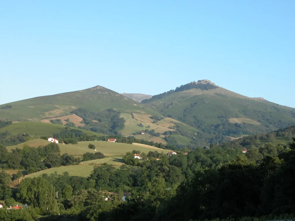 Paysage vallonné des montagnes basques près d'Espelette.