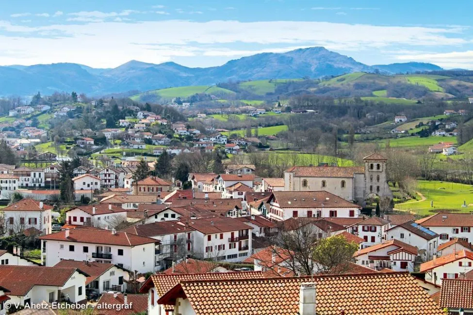 Vue panoramique du village de Saint-Pée-sur-Nivelle avec son église et les montagnes du Pays Basque en arrière-plan