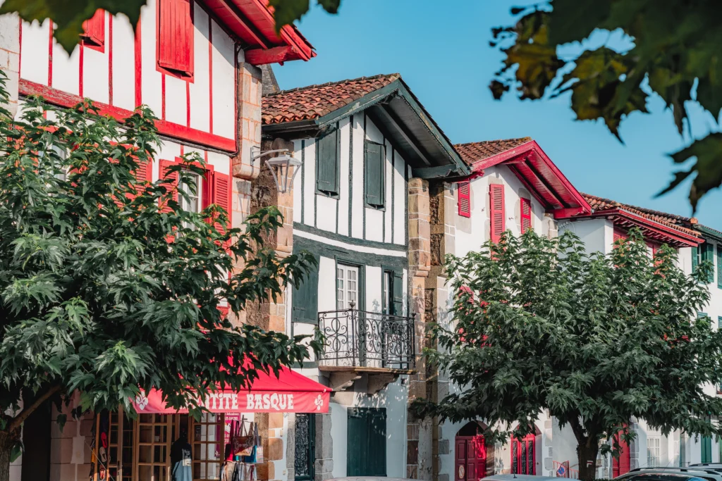 Maisons traditionnelles basques à colombages rouges et verts dans le village d'Ainhoa, Pays Basque.