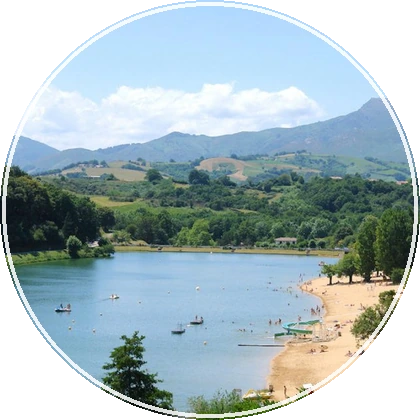 Lac de Saint-Pée-sur-Nivelle et montagnes basques