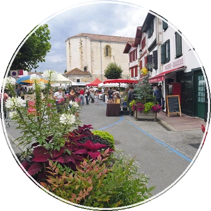 Marché et centre de Saint-Pée-sur-Nivelle au Pays Basque