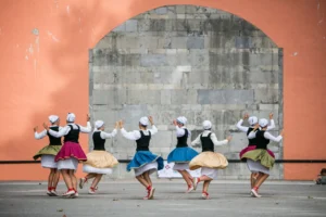 Danse basque traditionnelle en costume lors d’un événement à Sare au Pays Basque