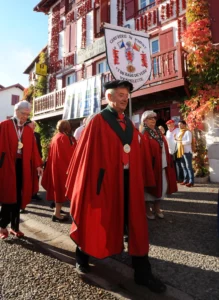 Défilé de la confrérie du piment lors de la fête du piment à Espelette au Pays Basque