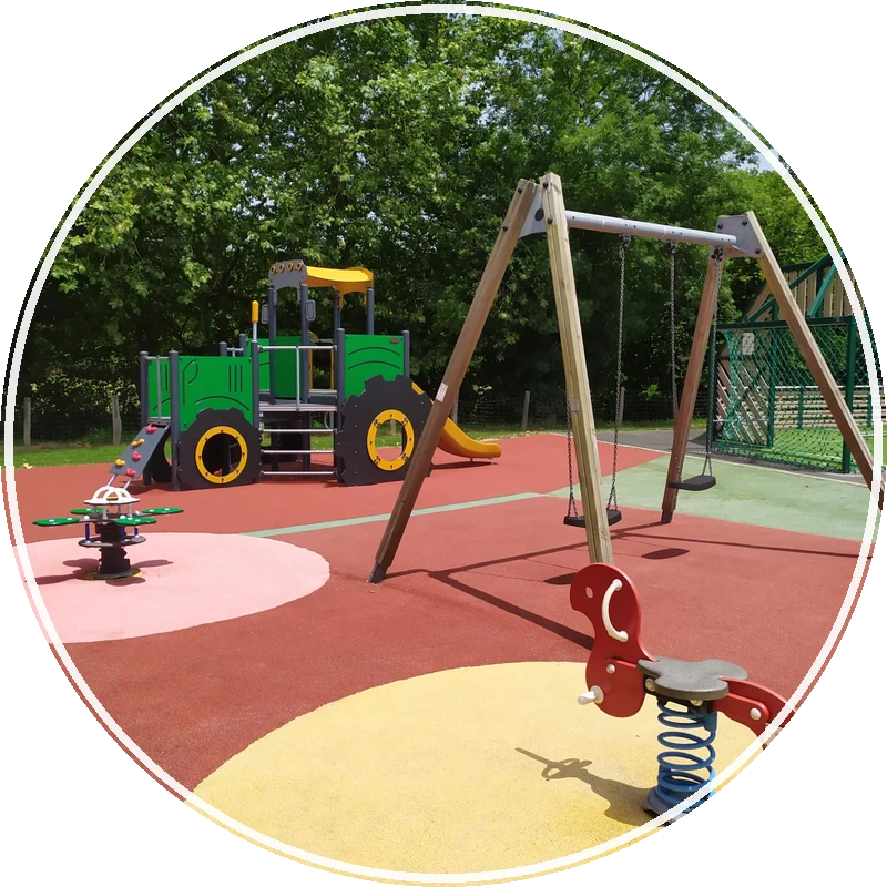 Aire de jeux pour enfants dans un camping familial au Pays Basque
