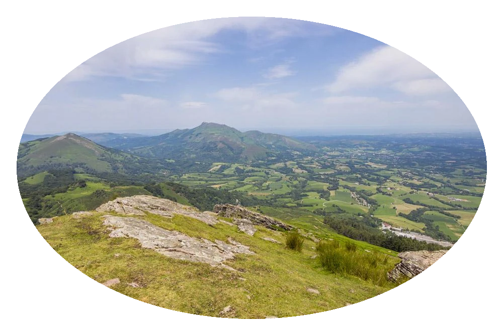 vue panoramique des montagnes du pays basque depuis sare