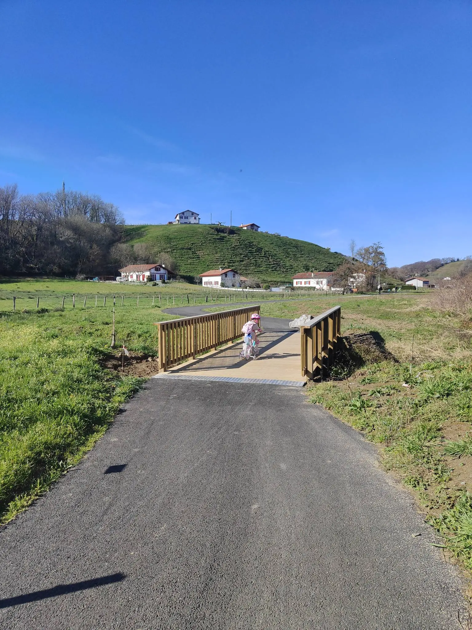Voie douce sécurisée à Saint-Pée-sur-Nivelle accessible depuis le Camping Antton