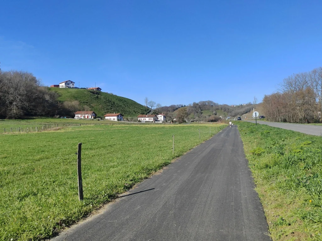 Voie douce au milieu des champs entre Amotz et Saint-Pée-sur-Nivelle au Pays Basque