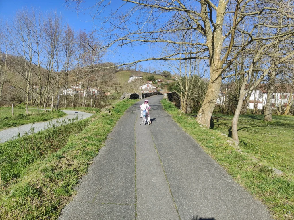 Enfant à vélo sur la voie douce entre Amotz et le bourg de Saint-Pée-sur-Nivelle