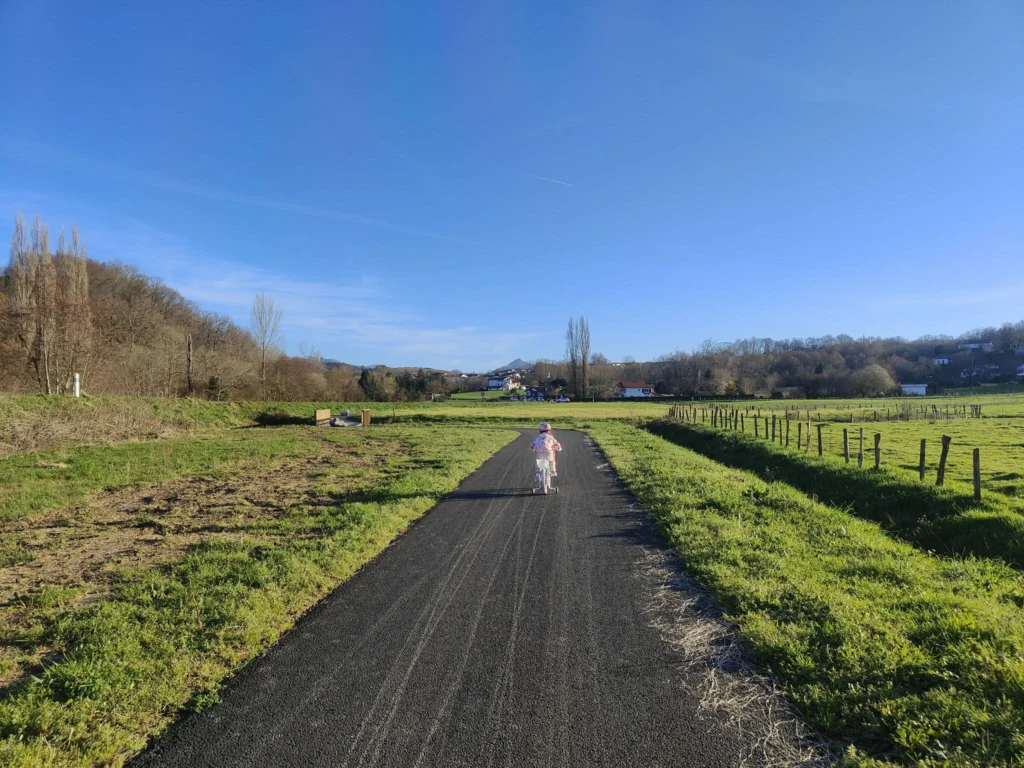 Enfant à vélo sur la voie douce reliant le quartier Amotz au centre de Saint-Pée-sur-Nivelle