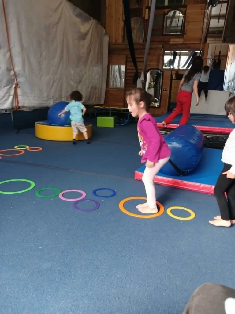 Enfants participant à un atelier de découverte des arts du cirque chez Vol'Arte à Saint-Pée-sur-Nivelle
