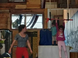Enfant découvrant les arts du cirque chez Vol'Arte à Saint-Pée-sur-Nivelle